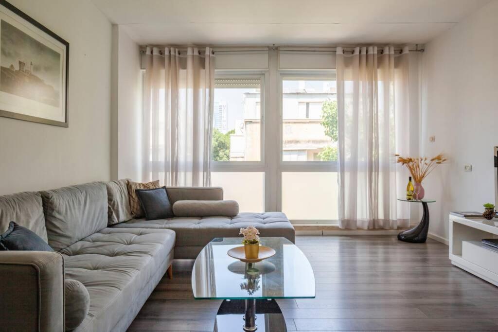 Big Apartment Next To Gordon Beach Plus Free Parking Tel Aviv Esterno foto