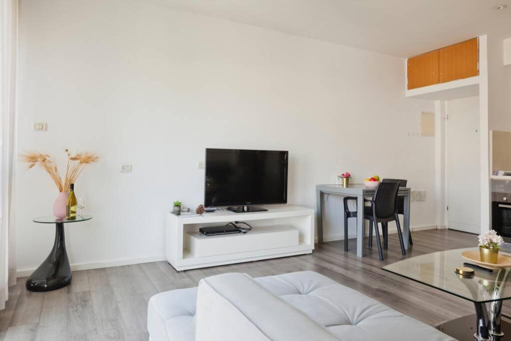 Big Apartment Next To Gordon Beach Plus Free Parking Tel Aviv Esterno foto