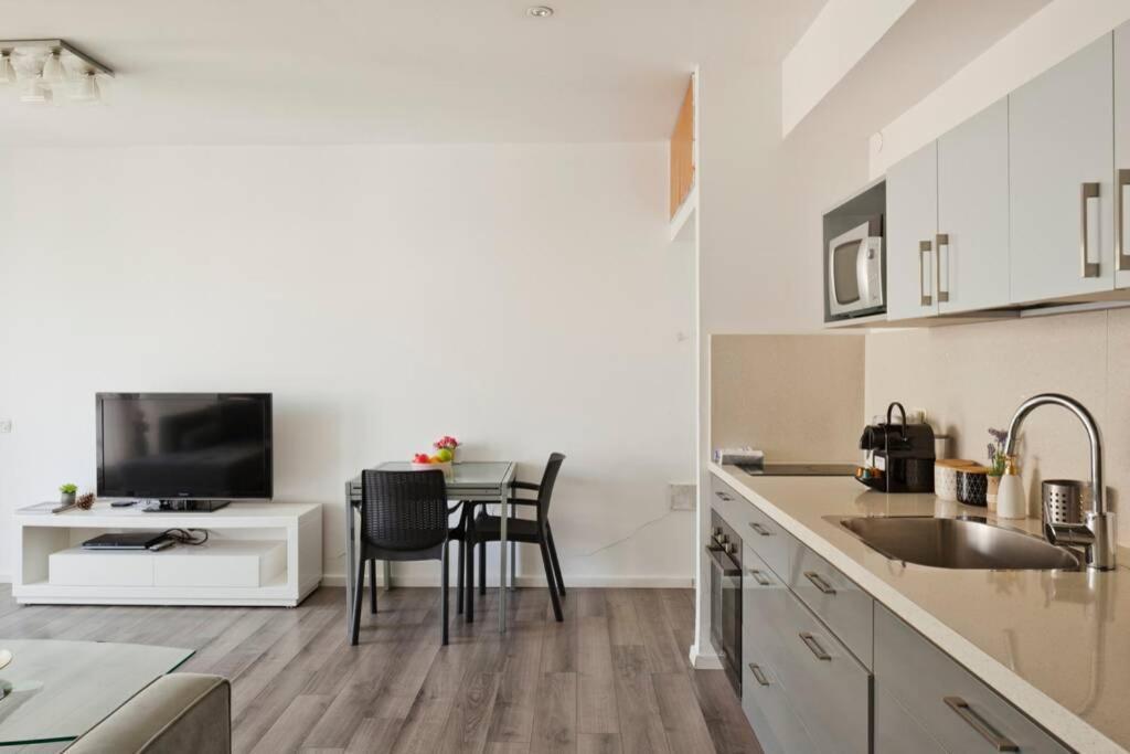 Big Apartment Next To Gordon Beach Plus Free Parking Tel Aviv Esterno foto